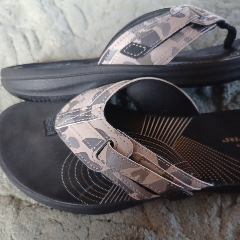 Cloudsteppers by Clarks Gray Camo Thong Sandals - Picture 2 of 6